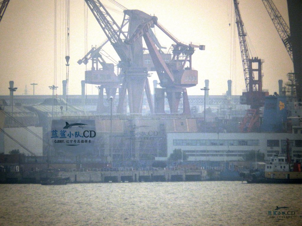 2016 08 21 - Le premier Type 055 en assemblage final à Shanghai - 05