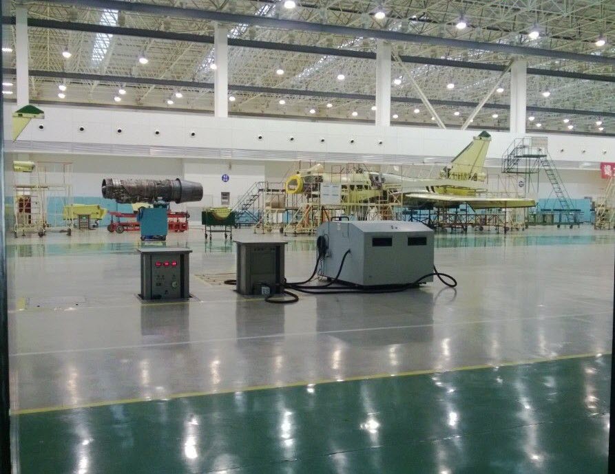 La chaîne d'assemblage final de J-10B : le technicien qui a posté cette photo et une autre sur le J-20 a été licencié pour avoir enfreint le règlement intérieur