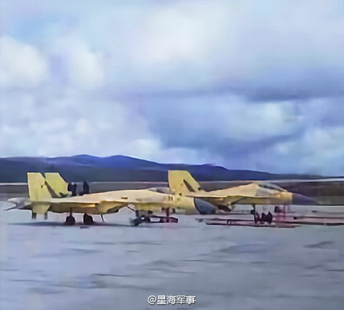 Un J-11D et un J-16 neuf à l'aéroport Daocheng Yading
