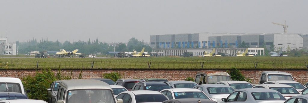 Un J-20 et quatre J-10C sur le tarmac de l'Usine 132 à Chengdu (Source : 探索月球)