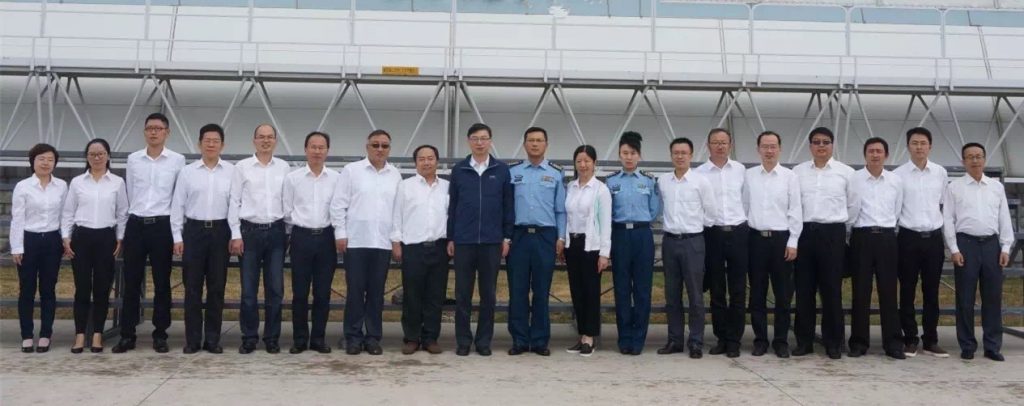 Le directeur de CETC 14th et son équipe ainsi que deux représentants de la PLAAF devant le radar en question.