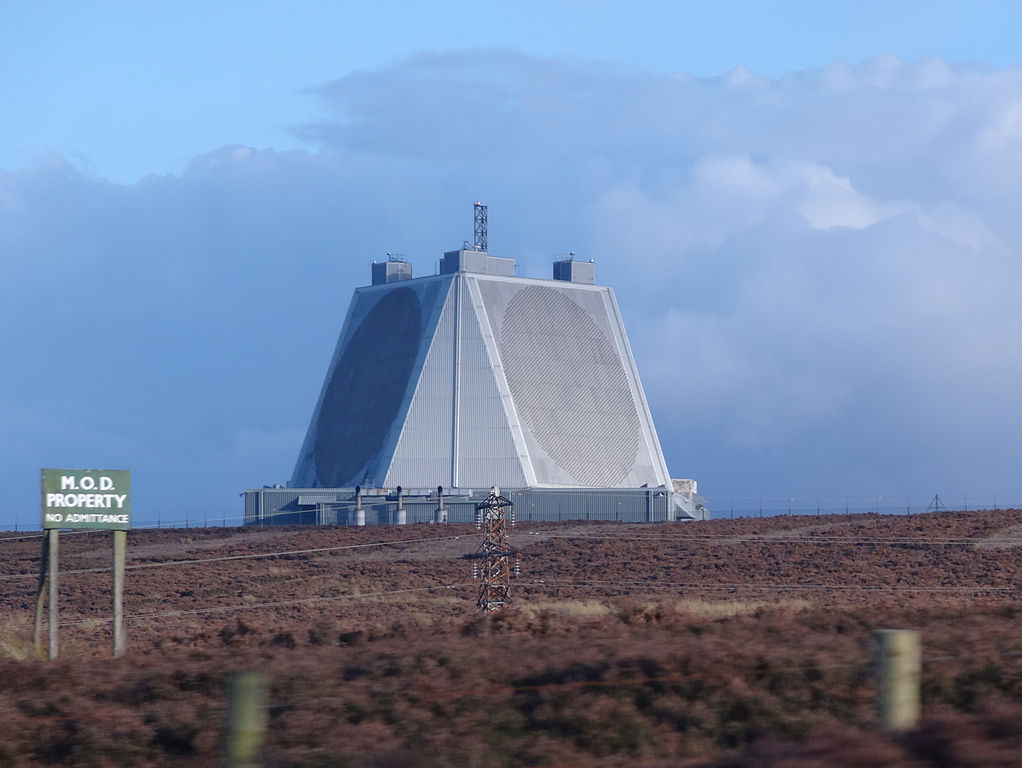 Les radars BMEWS à Fylingdales, en Angleterre (Source : Cherubino)