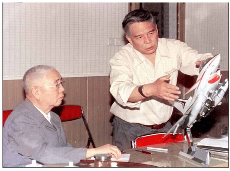 Song Wencong, concepteur en chef du J-10 et Liu Huaqing 