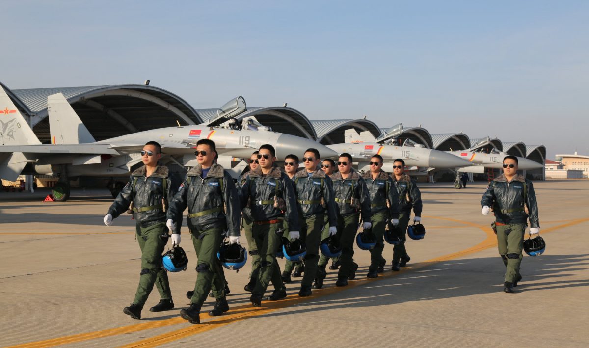 12 nouveaux élèves-pilotes recrutés dans le régiment aéronaval chinois (Source : 中国之声《国防时空》)