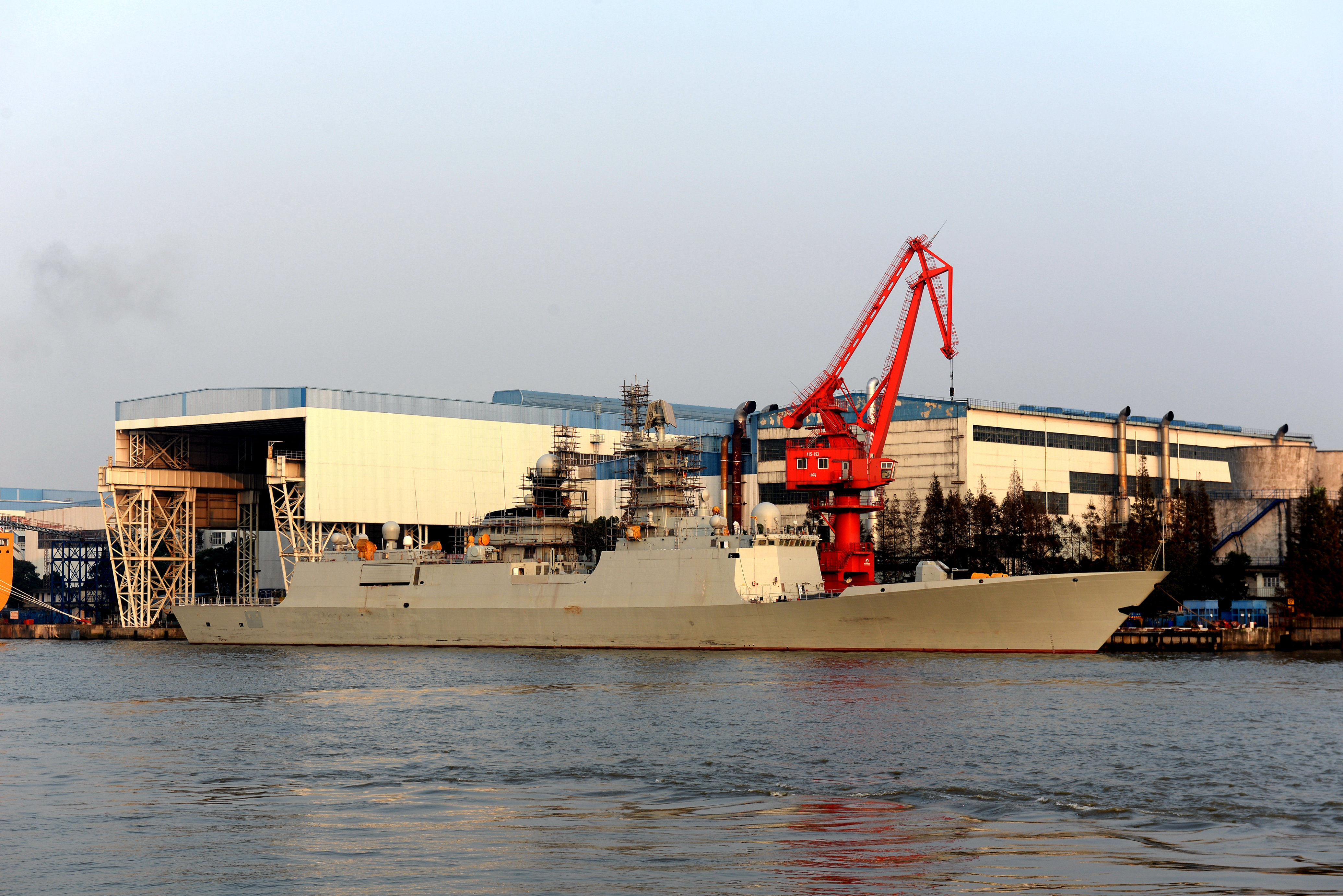 La 25ème frégate Type 054A en agencement au chantier naval Hudong-Zhonghua