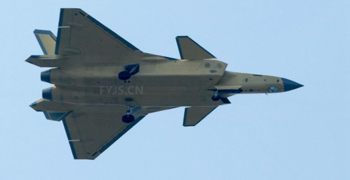 le 13eme avion de chasse j 20 en vol