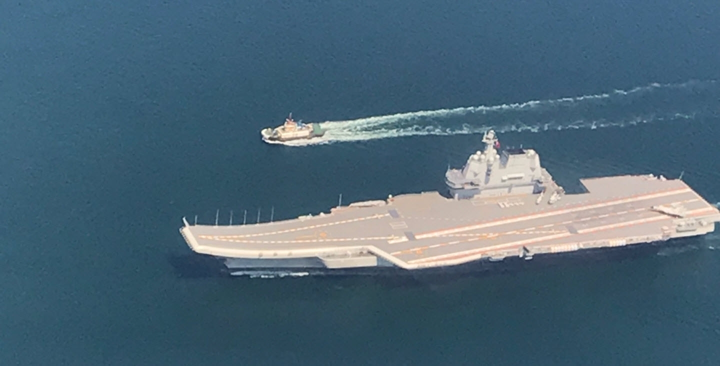 Porte-avions Type 002 sur son retour à Dalian