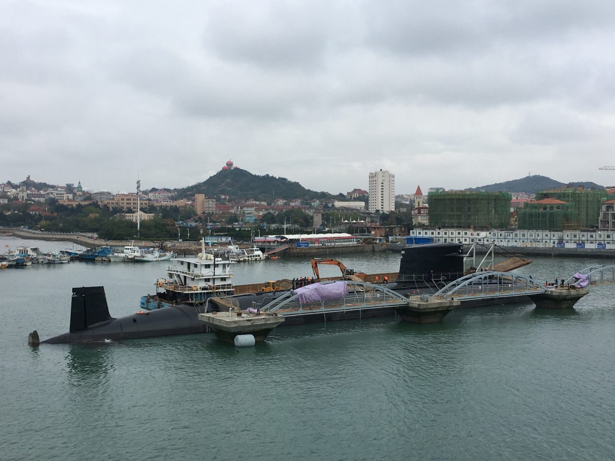 le premier sous-marin nucléaire d'attaque chinois de Type 09I arrive au musée de la marine chinoise à Qingdao